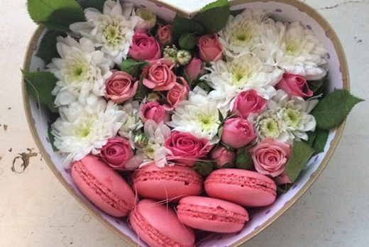 Розы за 50 руб.,цветочные композиции,коробки с цветами + макаронс со скидкой до 60% в мастерской цветов "Viсtoria"