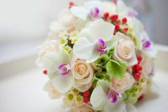 Скидка до 60% на цветы, корзины с фруктами и свадебную флористику от цветочной мастерской «Пион»