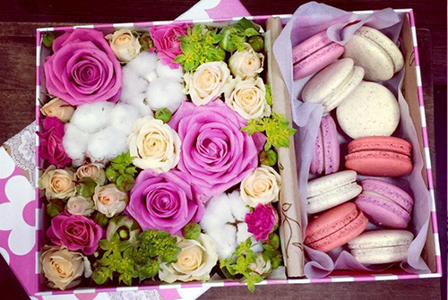 Коробочки с макаронс и цветы в крафт бумаге со скидкой до 60% в магазине «Цветкоfsкий»