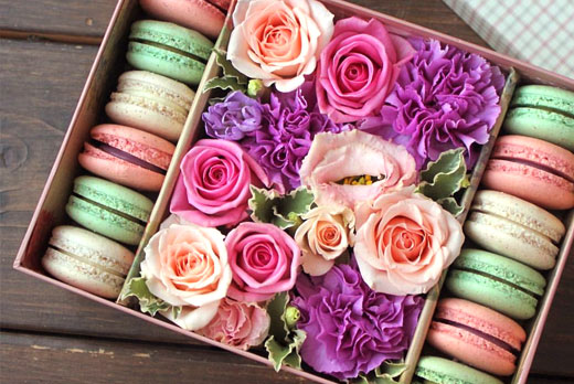Коробочки с цветами + макаронс со скидкой 50% в магазине «Sweetbox48»
