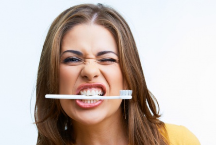 Дарите любимым улыбку! Скидка 71% на профессиональную чистку зубов AirFlow в стоматологии «Ангел Дент»