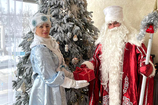 Поздравление от Деда Мороза, Снегурочки и сказочного персонажа с визитом домой, играми и вручением подарков