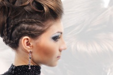 Вечерние и свадебные причёски + визаж со скидкой 50% в салоне красоты «Фаворитка-Л»!