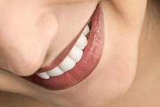 Отбеливание зубов (щадящее, профессиональная чистка) Air Flow +  ультразвук со скидкой 65%.