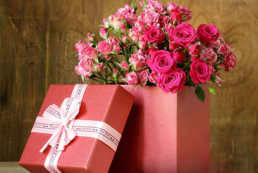 Композиции из цветов к Дню всех влюбленных со скидкой 50% в магазине «ЦветкоfSкий»